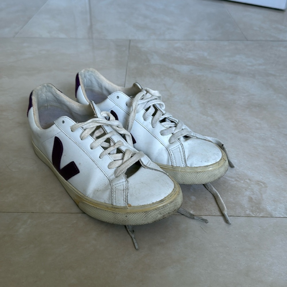 Veja esplar, women’s size 8 with purple V